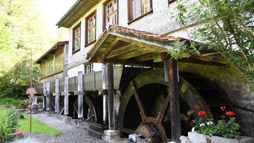  Der Antrieb erfolgt durch Wasserräder. 