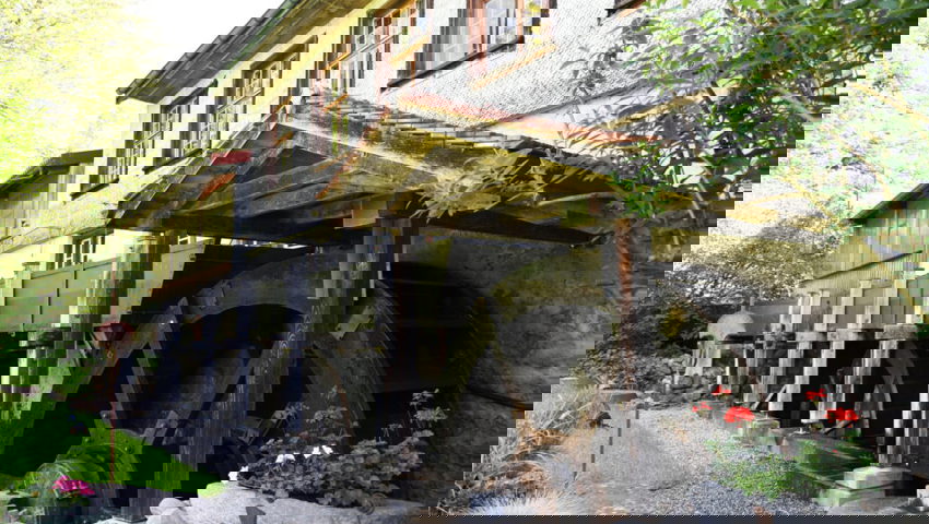  Der Antrieb erfolgt durch Wasserräder. 