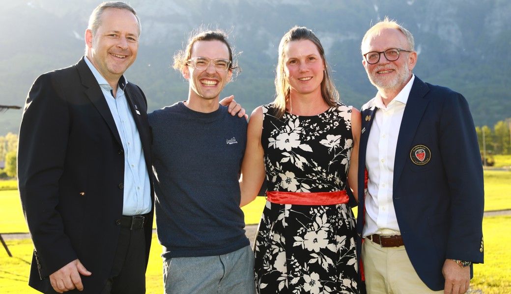 Reiner Horlacher (Manager GC Gams-Werdenberg) freut sich, dass sein Club die beiden Bruttosieger stellt: Maurizio Sozzi gewann bei den Herren, GVL-Nationalspielerin Nina Mathis bei den Damen. Die Preise überreichte GVL-Thomas Schaber (von links).