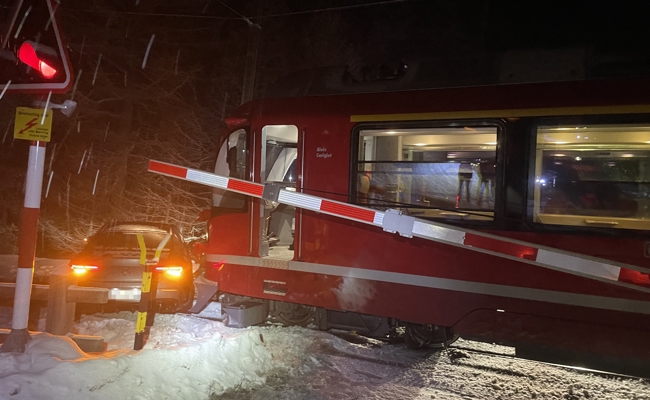 Mit Sommerreifen auf Bahntrassee gerutscht – Kollision mit Zug
