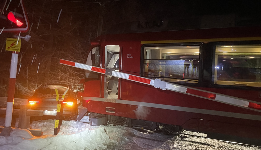 Mit Sommerreifen auf Bahntrassee gerutscht – Kollision mit Zug
