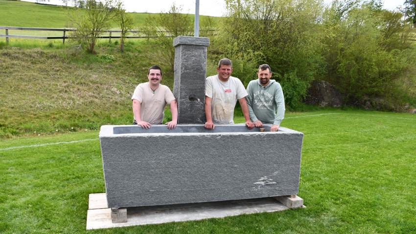 Der Brunnen für die Schwinger ist bereits platziert. Von links: Pascal Scherrer, Bauchef; Erich Kuratli, Präsident Schwingklub Wil, und Chrigel Mächler, Allenspach Natursteinbrunnen Gähwil.