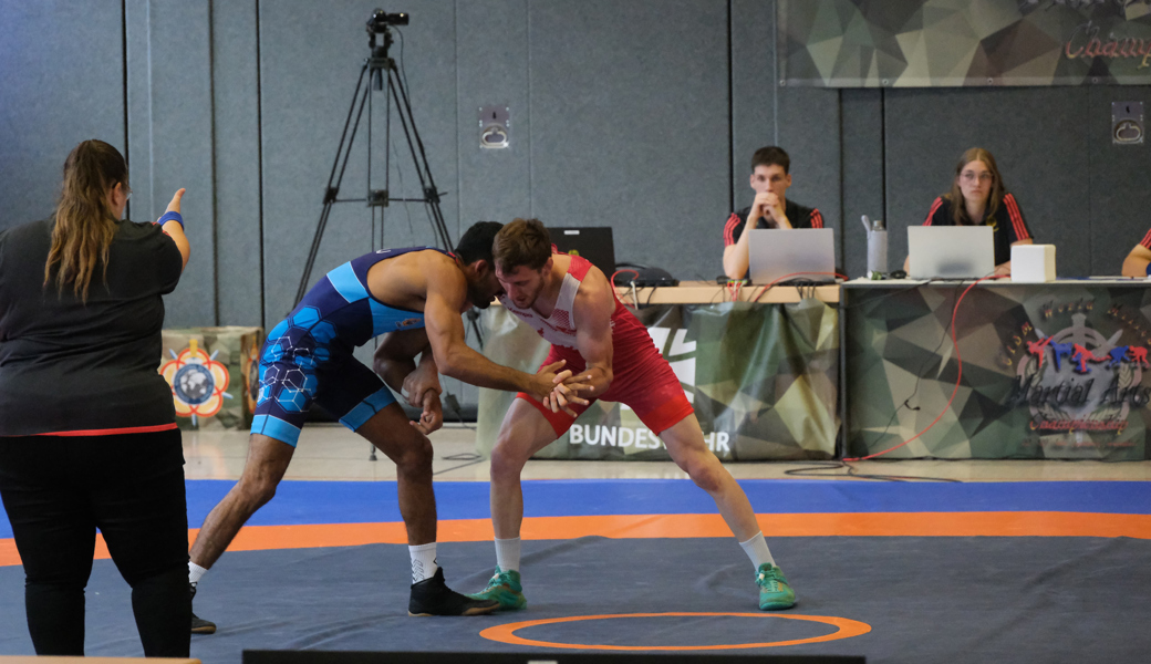 Sackstarker Start: Andreas Vetsch (in Rot) bezwingt im Auftaktkampf seinen Gegner aus Indien 10:0.