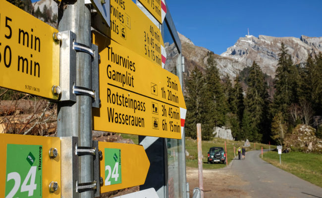 Wegmarken und Wegweiser sind wertvolle Helfer an Strassen, Wegen und Pfaden