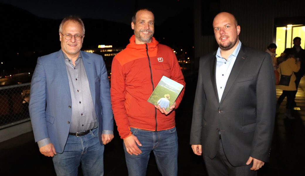  Eduard Neuhaus (von links), Präsident der Sozialen Dienste Werdenberg, verabschiedet Markus Büchel, welcher die Jugendarbeit in der Region während gut 20 Jahren geprägt hat. An seine Stelle tritt Markus Meier. 