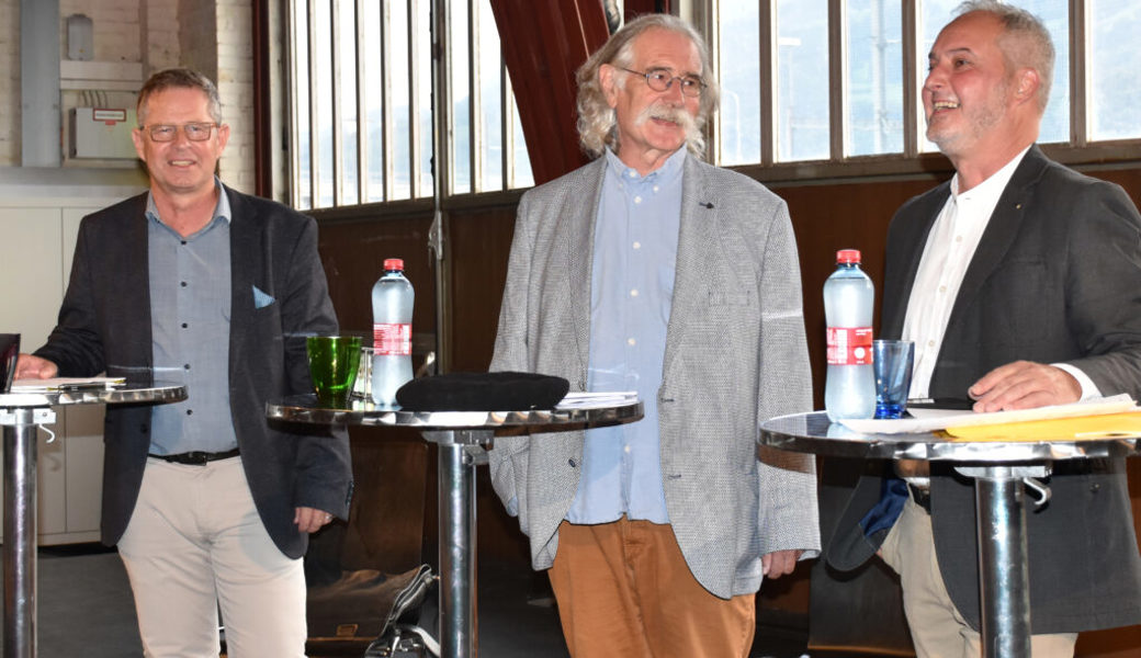  Die Kandidaten der Findungskommission, Diego Forrer (links) und Rolf Pfeiffer (rechts), stellten sich am Mittwochabend in der Lokremise den Fragen des Moderators Kuno Bont. 