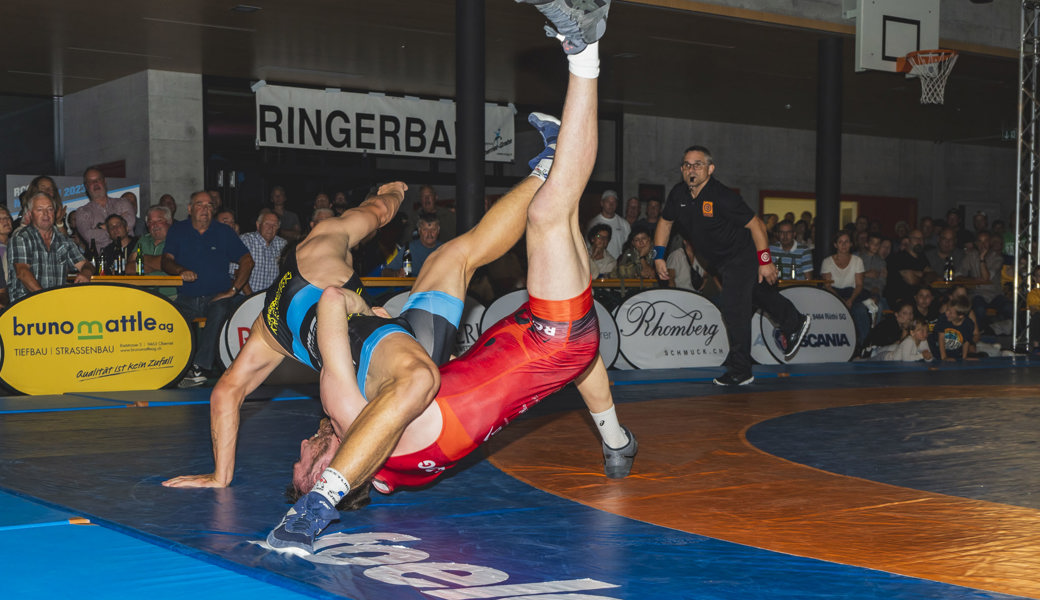 Andreas Vetsch (rot) beendete seinen Kampf gegen David Loher mit dieser Aktion. 