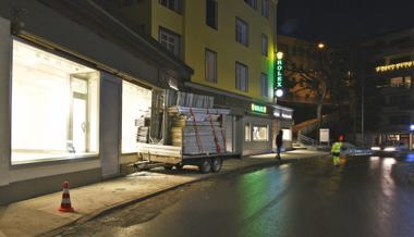 Anhänger löste sich in Davos von Lieferwagen und prallt in ein Schaufenster