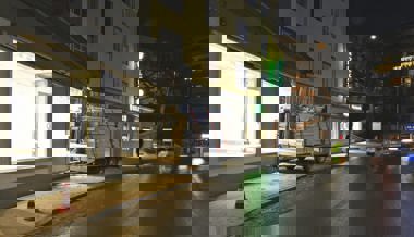 Anhänger löste sich in Davos von Lieferwagen und prallt in ein Schaufenster