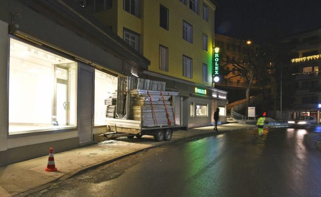 Anhänger löste sich in Davos von Lieferwagen und prallt in ein Schaufenster
