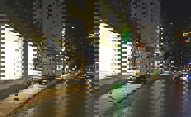 Anhänger löste sich in Davos von Lieferwagen und prallt in ein Schaufenster