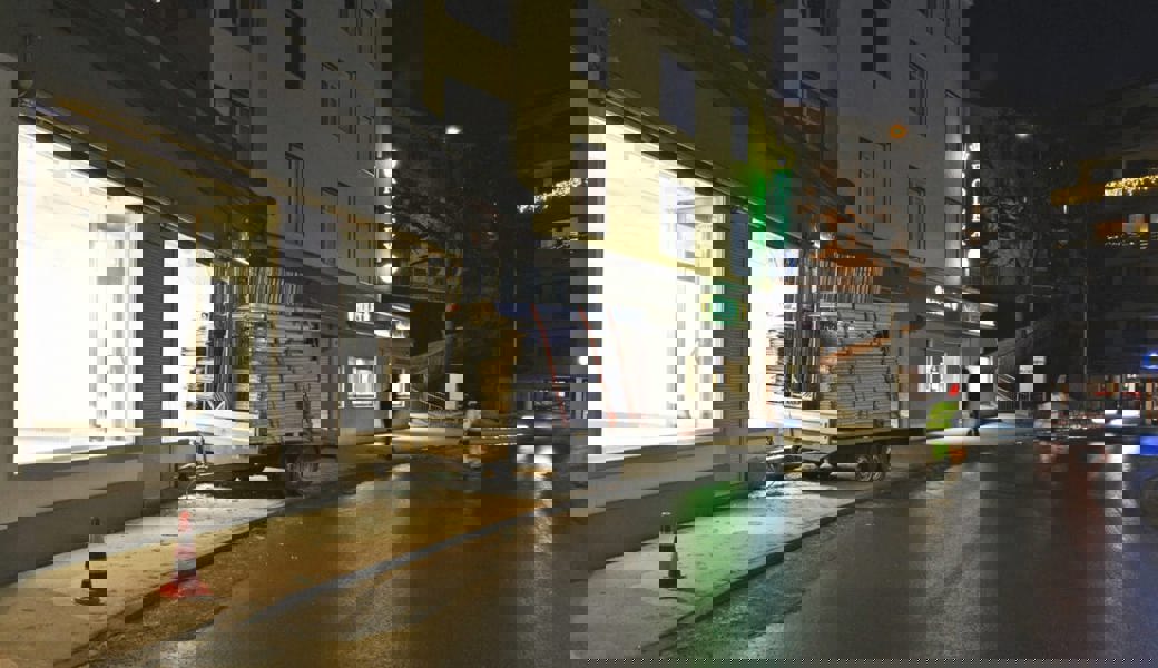  Der Anhänger löste sich vom Lieferwagen. 