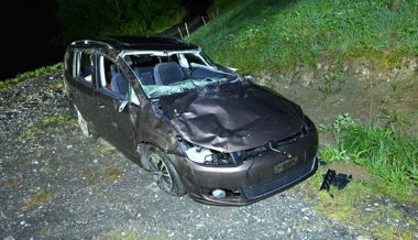 Auto überschlägt sich mehrfach nach Selbstunfall in Weisstannen – Fahrerin verletzt