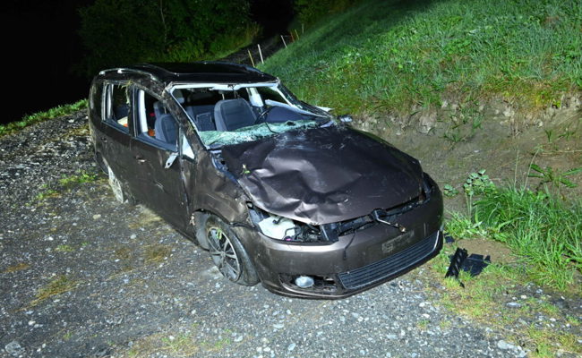 Auto überschlägt sich mehrfach nach Selbstunfall in Weisstannen – Fahrerin verletzt