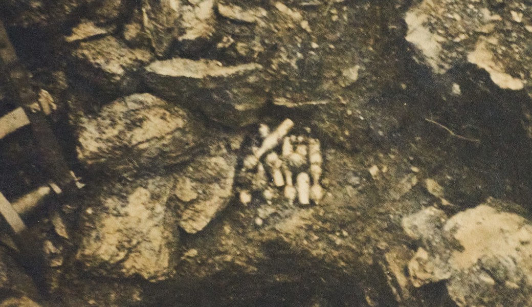 Die Täuschung war perfekt eingefädelt: Ludwig Tress hat seinen «Fund» im Brunnenschacht der Burgruine sogar fotografisch dokumentiert.