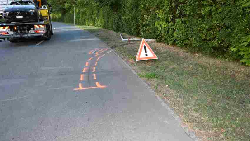 Das Auto kam rechts von der Strasse ab und fuhr gegen den Kandelaber.