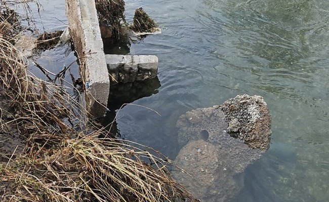 Betonelemente illegal in Binnenkanal entsorgt – Polizei sucht Zeugen