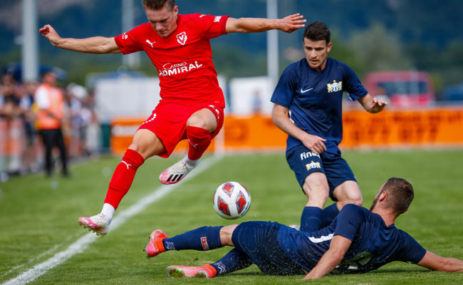 Nächsten Dienstag: Ein fussballerischer Leckerbissen auf dem Sportplatz Schild