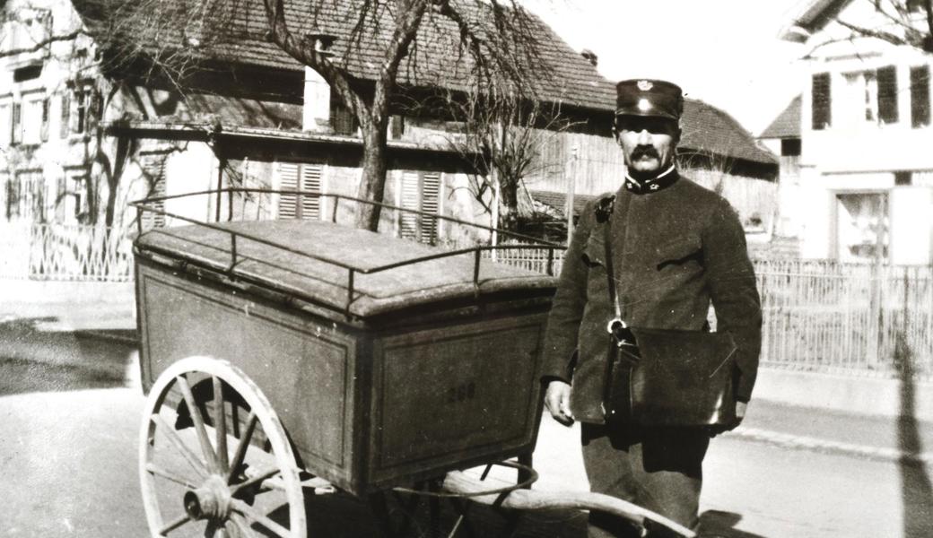 Damals kam der Briefträger, hier Edmund Hitz, Buchs, noch zu Fuss und auch mit Fourgon.