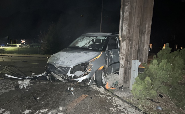 26-jähriger, fahrunfähiger Autolenker kollidiert mit Holzpfeiler