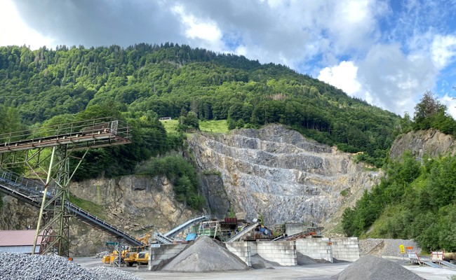 Steinbruch Starkenbach: Regierung unterstützt halb private Lösung und möchte eine AG