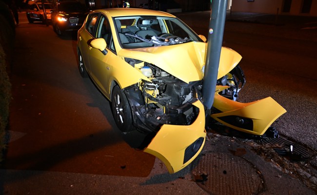 Betrunken mit Auto in Strassenlampe gekracht