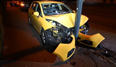 Betrunken mit Auto in Strassenlampe gekracht