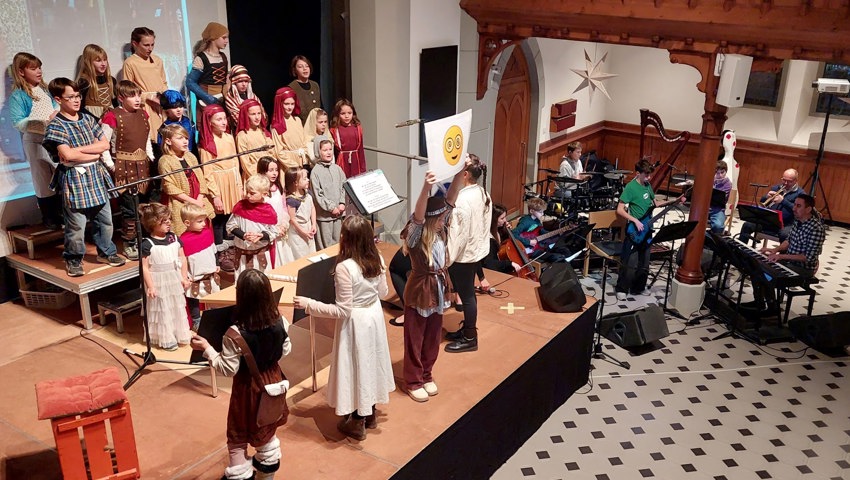 Voller Einsatz des Kinderchors während des Weihnachtsmusicals «Die sieben Weisen».