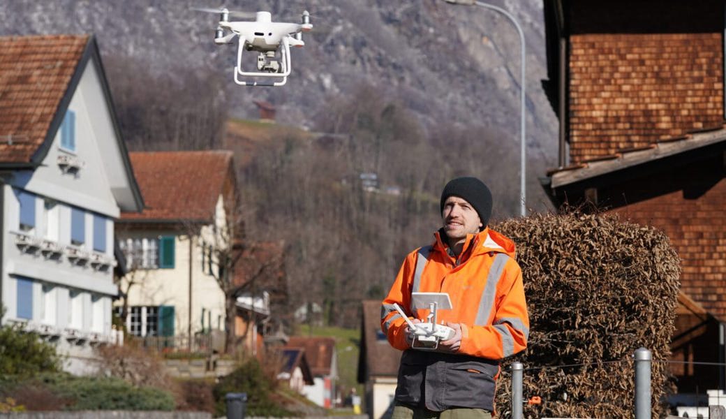  Wofür vor wenigen Jahre mehrere Angestellte drei Wochen benötigten, braucht der Geomatiktechniker Adrian Keller mit seiner Drohne heute etwa drei Arbeitstage. 