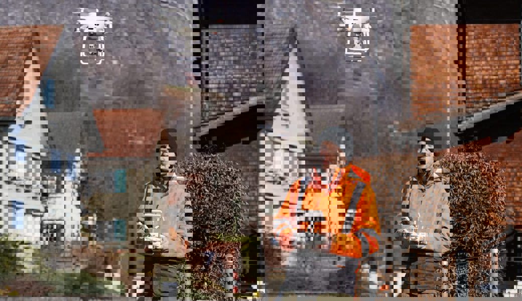  Wofür vor wenigen Jahre mehrere Angestellte drei Wochen benötigten, braucht der Geomatiktechniker Adrian Keller mit seiner Drohne heute etwa drei Arbeitstage. 