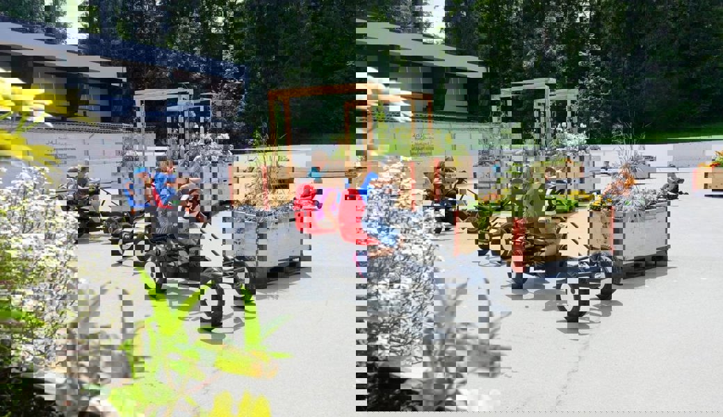  Der 2020 eröffnete Generationenspielplatz auf dem Aussenfeld der Curlinghalle in Wildhaus soll heuer bereits an Auffahrt geöffnet werden: mit einem Frühlingsfest. 