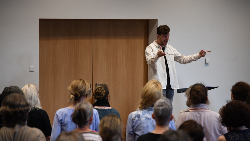  Rund 100 Sängerinnen und Sänger machen beim Projekt mit. 