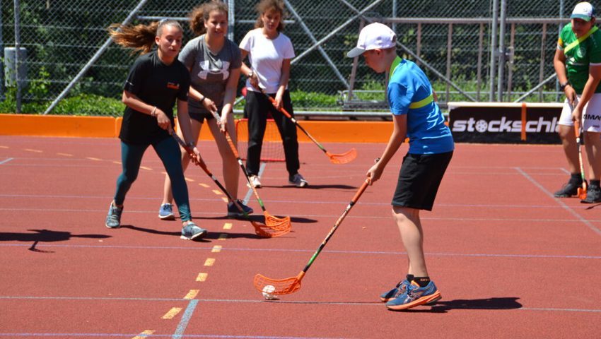  Unihockey bei heissen Temperaturen. 