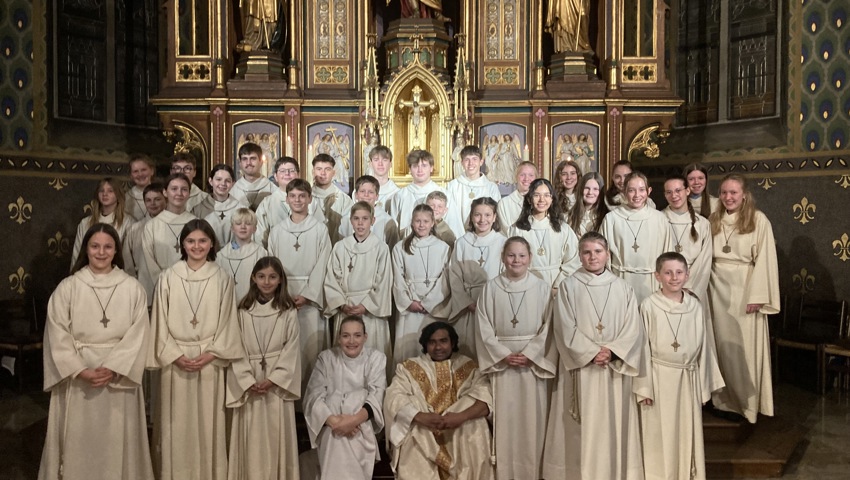 Die Gamser Ministrantinnen und Ministranten mit Seelsorgerin Carolin Brändle und Kaplan Br. Rakesh Kumar.