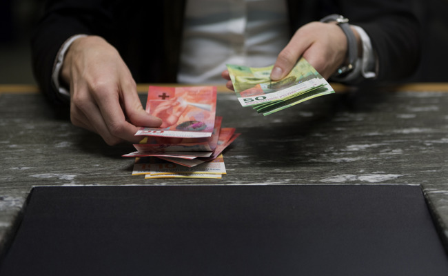 Geld abheben am Schalter? Diese Banken wollen davon nichts mehr wissen