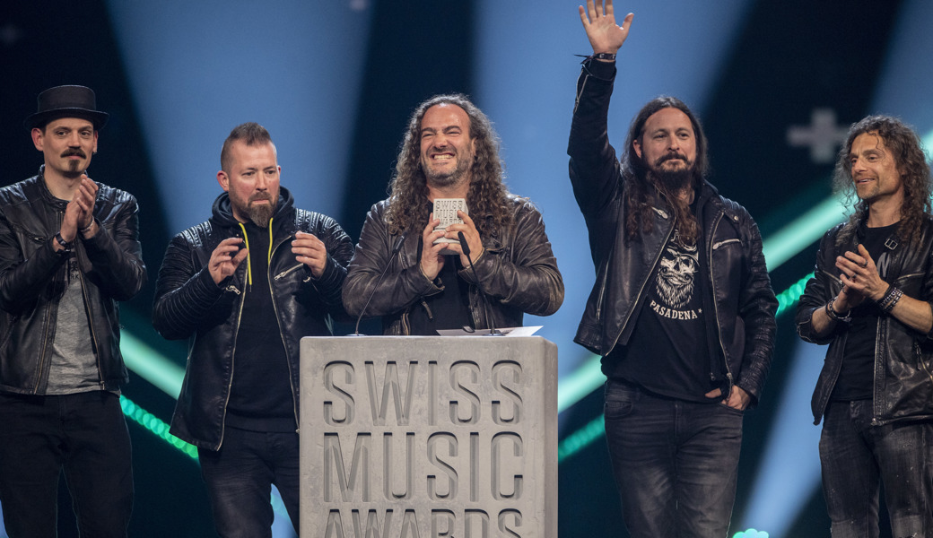 Hält den begehrten Betonklotz in der Hand: Leadsänger Thomas Graf nimmt den Swiss Music Award entgegen.