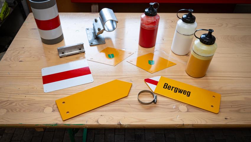 Im Materialdepot lagern unter anderem Farben für Markierungen, Briden, Richtungszeiger und Bestätigungstafeln für die Technischen Mitarbeitenden der St.Galler Wanderwege. 