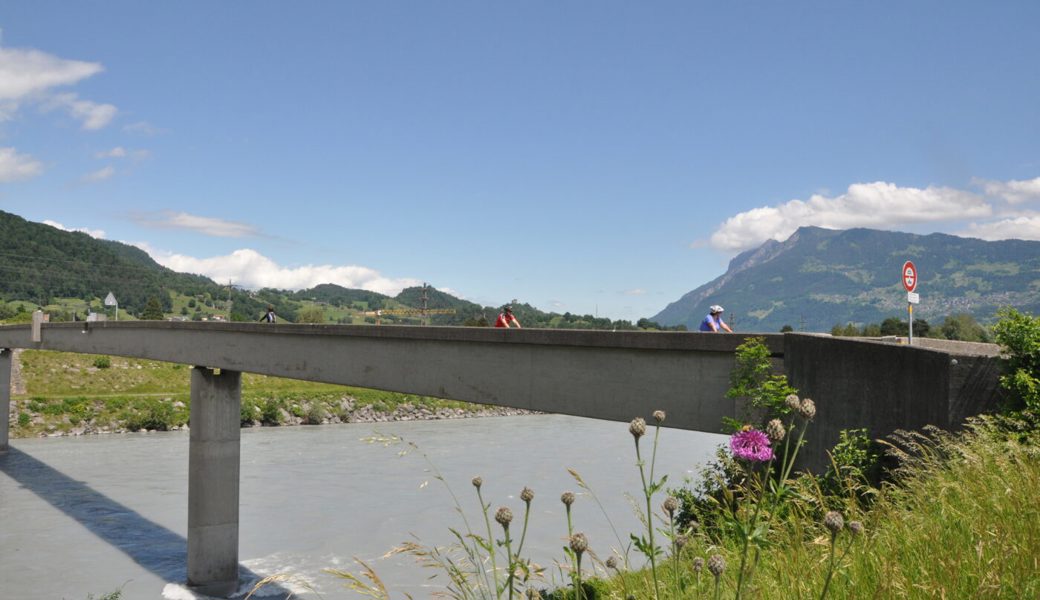  Der Kanton erachtet die Verbindungen über den Rhein noch immer als konstruktiv und intakt: Fussgänger- und Velobrücke zwischen Balzers und Trübbach. 