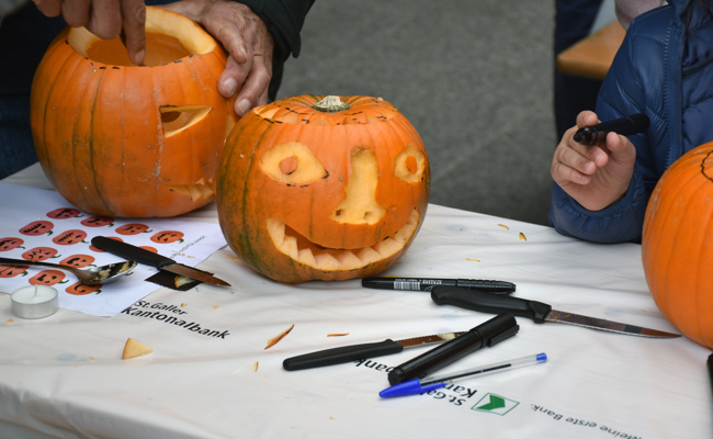 Breites Grinsen, hohler Kopf: Kürbisse kommen unters Messer