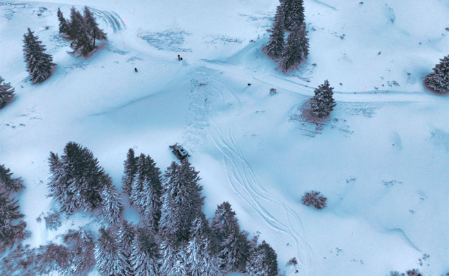 Pistenfahrzeug von Weg abgekommen – Rega fliegt den Fahrer ins Spital
