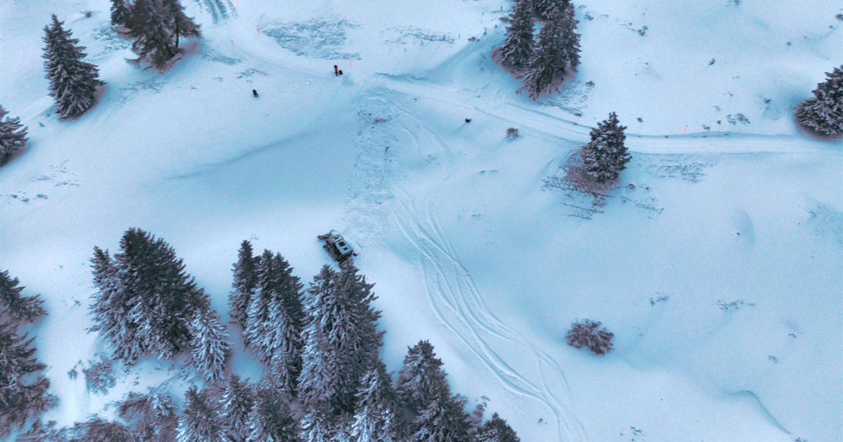 Snowcat veered off the road – Rega flies the driver to the hospital