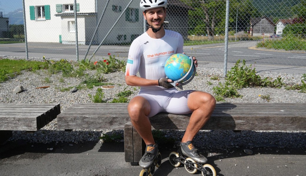 Manuel Neuhold am Startort beim Schulhaus Neudorf in Rüthi. Der Globus steht für sein zweites Weltrekordprojekt: eine Reise auf Inline-Skates über alle sieben Kontinente.