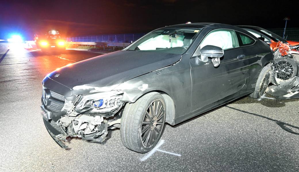 Die 20-jährige Fahrerin des erstverunfallten Autos war alkoholisiert. Der Fahrer des folgenden Autos konnte nicht mehr rechtzeitig bremsen.