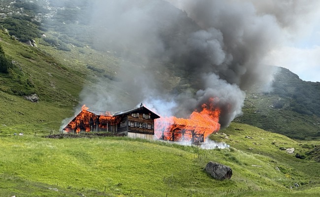 Alpgebäude brannte nieder – Menschen und Tiere in Sicherheit