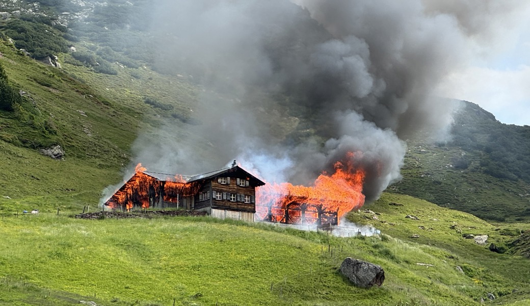 Das Gebäude wurde ein Raub der Flammen. 