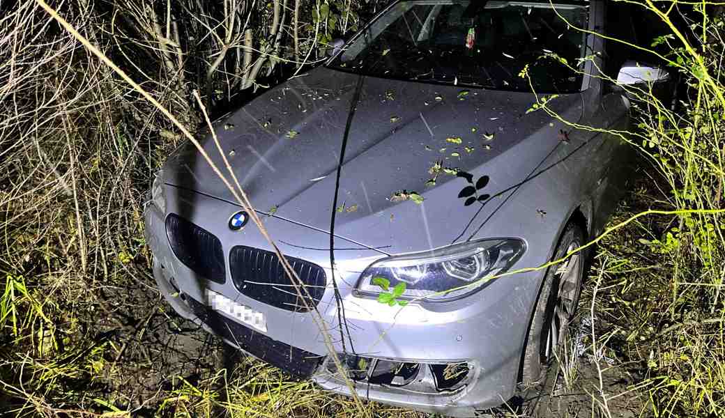 Das Auto kam erst im Waldstück unterhalb der Einfahrt zum Stillstand.