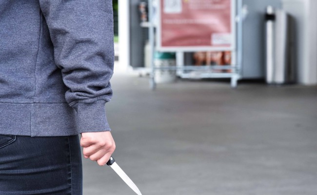 Mann mit Messer bedroht und bestohlen