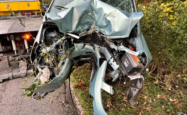 In Kurve Kontrolle übers Auto verloren: Autofahrerin schwer verletzt