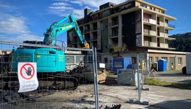 Mehrere Knochenbrüche, sieben Operationen: Baggerführer nach «Acker»-Unfall vor Gericht