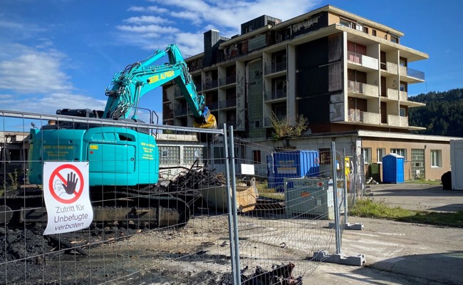 Mehrere Knochenbrüche, sieben Operationen: Baggerführer nach «Acker»-Unfall vor Gericht
